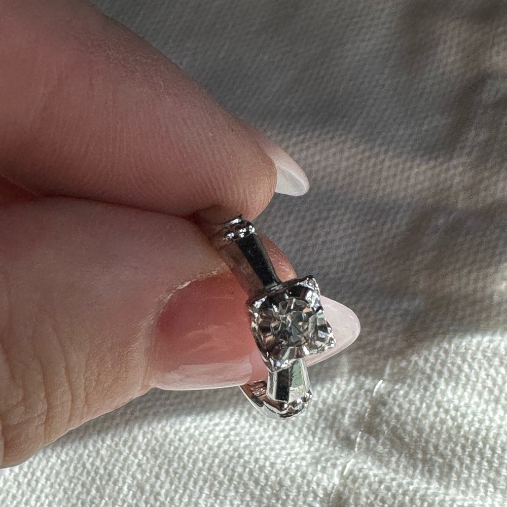 Sterling silver Ring with CZ Stone Size 6 2.7g